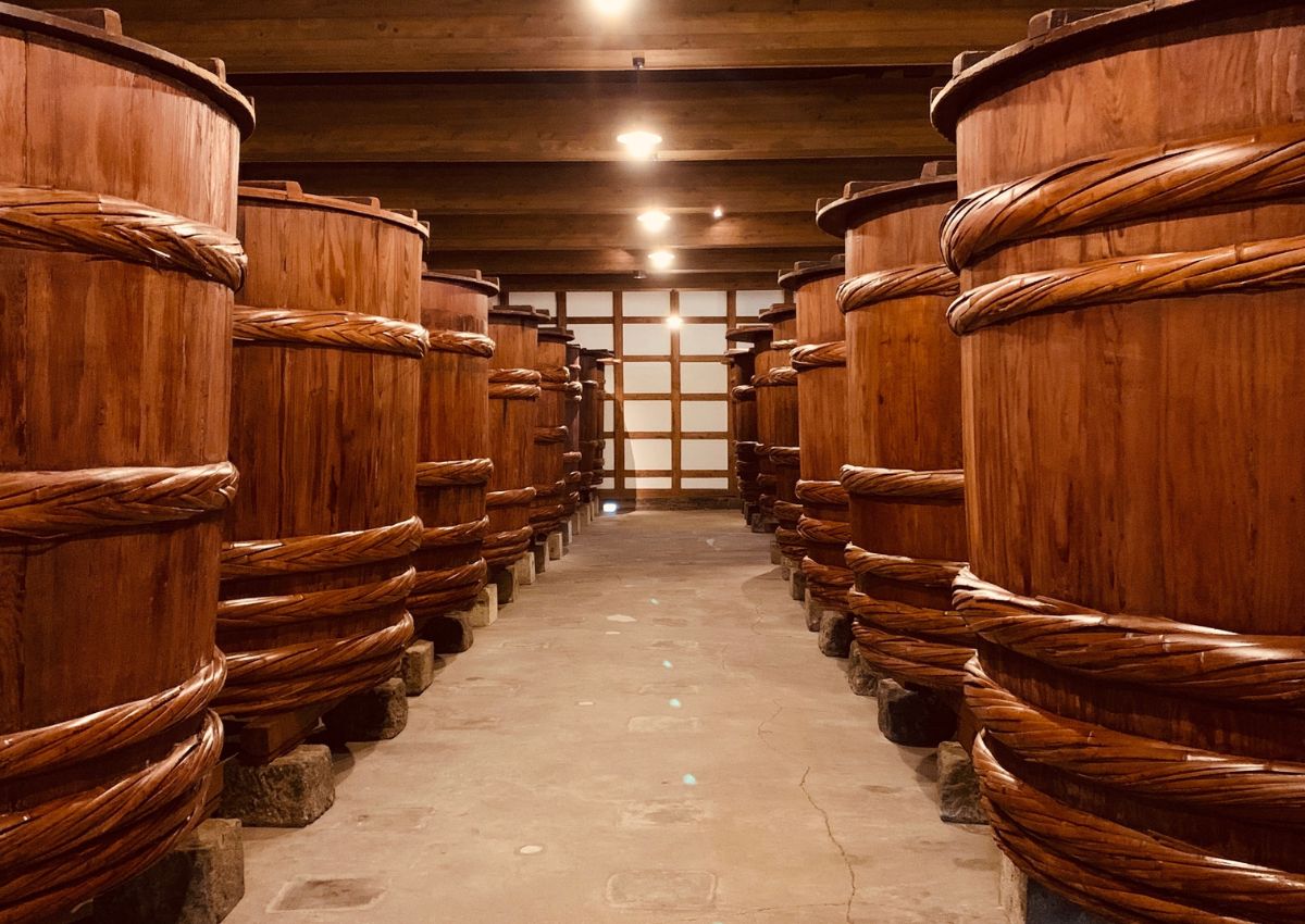 Traditionelle Holzfässer in einer japanischen Sake-Brauerei.