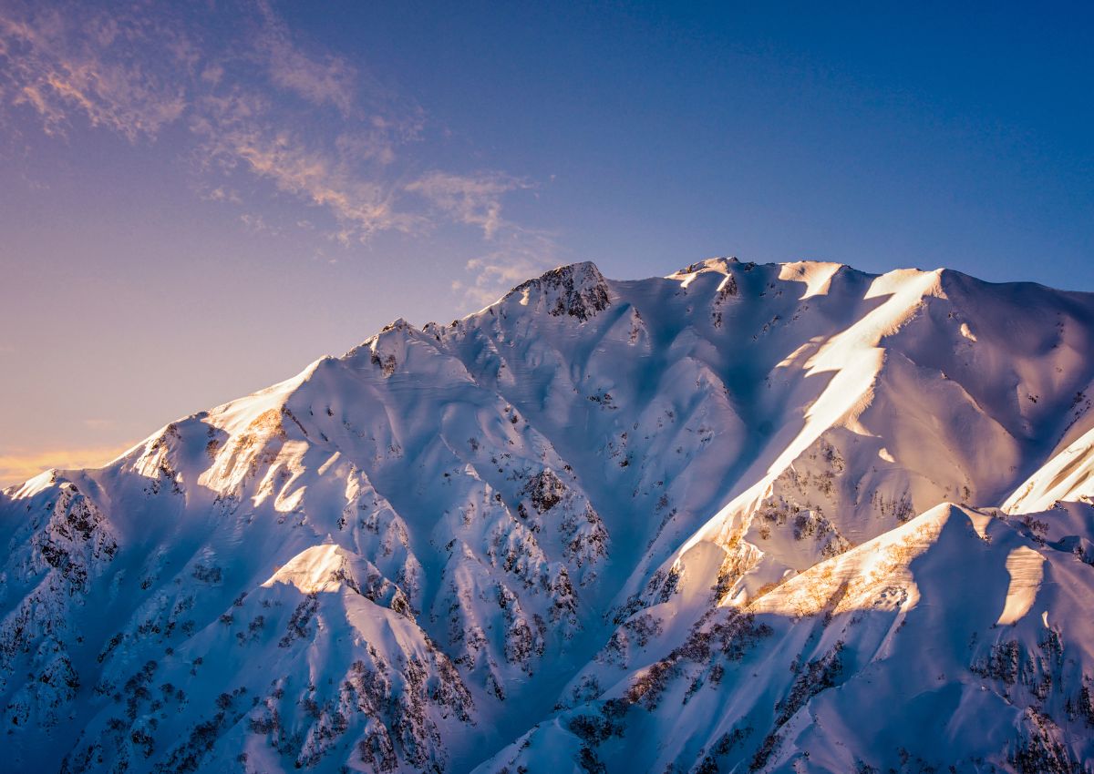 Das Gebirgsmassiv von Hakuba bei Sonnenuntergang im Winter, Japan