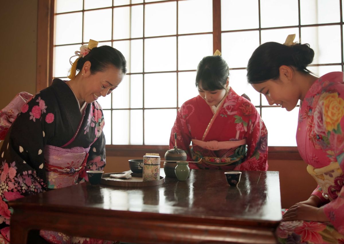  Japanische Frauen bei einer Teezeremonie