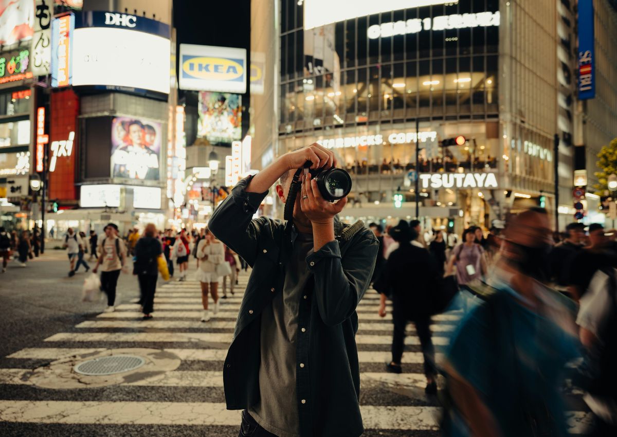 Mann hält Kamera hoch, Shibuya Crossing, Tokio