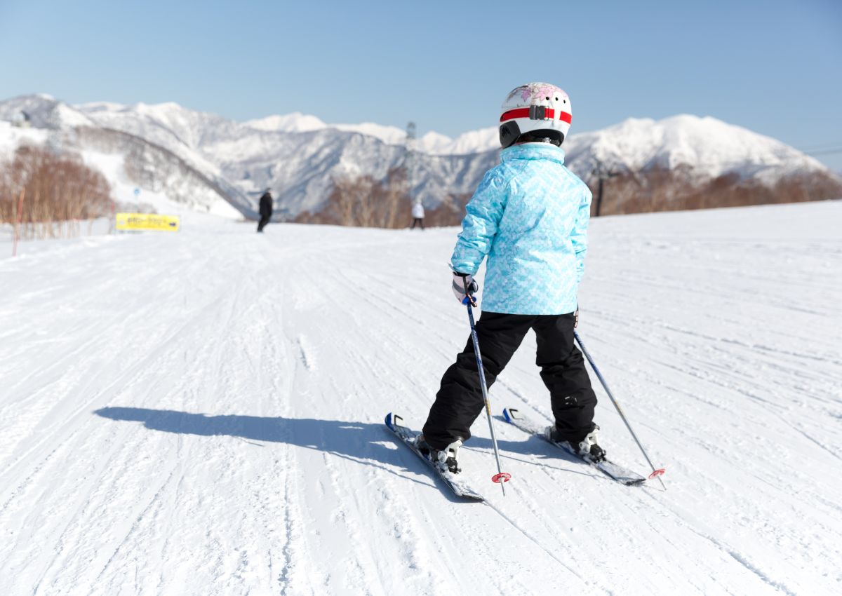 Kind beim Skifahren in Japan