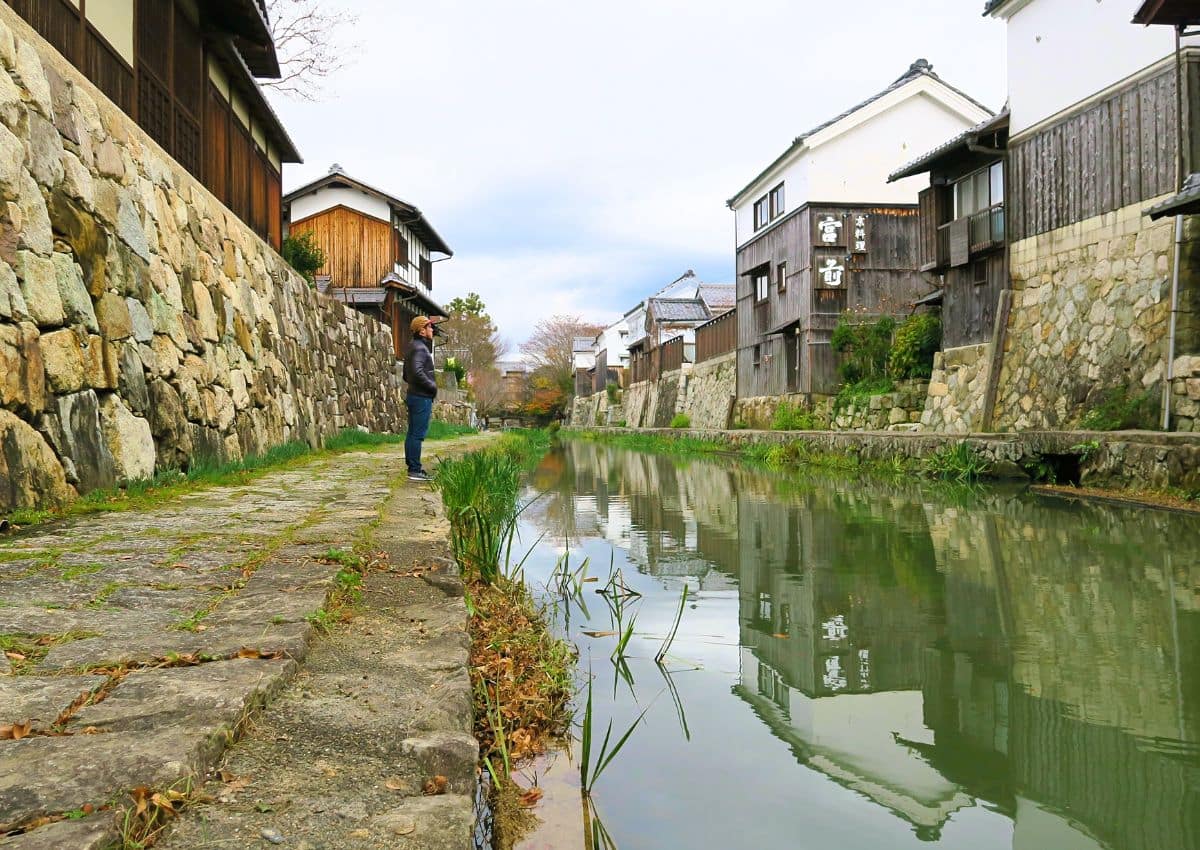 Historische Gasse an einem Kanal in Japan