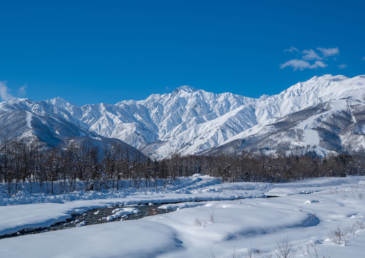 Klare Sicht und verschneite Berge in Hakuba, Japan