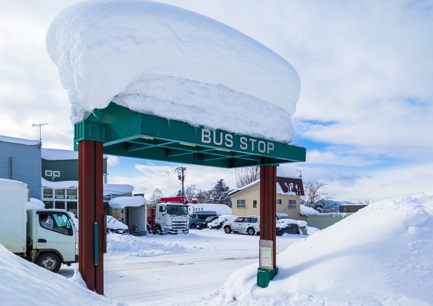 Bushaltestelle im verschneiten Niseko, Hokkaidō, Japan