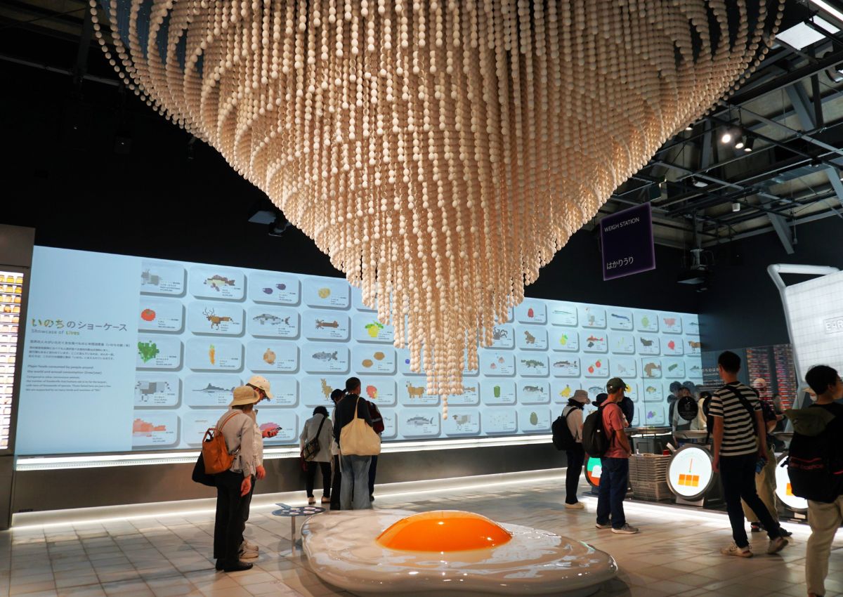 Im Inneren des Earth Mart Pavillons