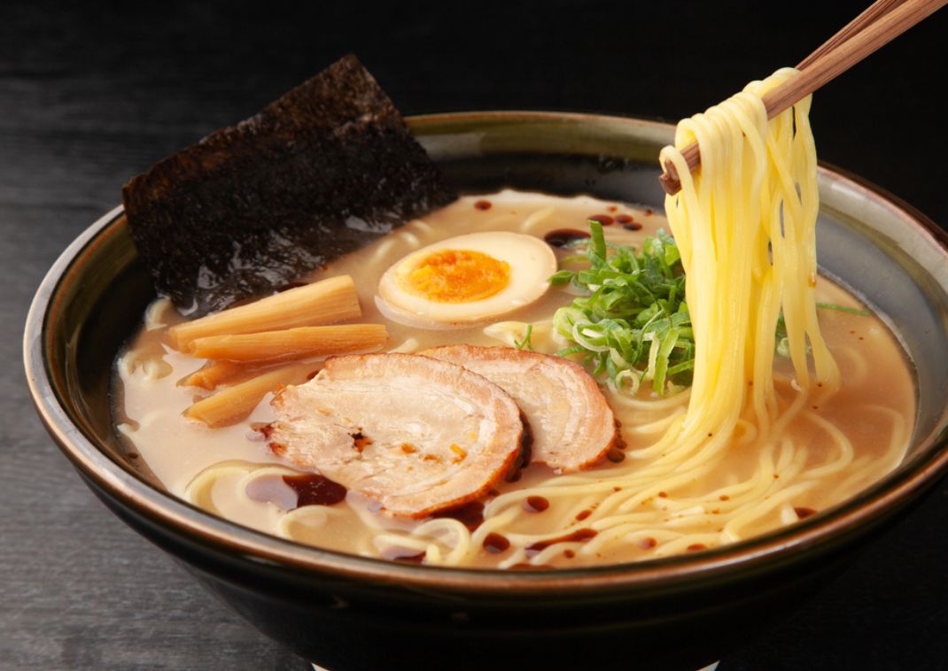 Japanisches Ramen mit Schweinefleisch und verschiedenen Belägen.