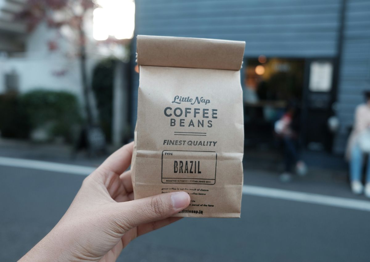 Braune Papiertüte mit Kaffeebohnen von Little Nap Coffee Stand