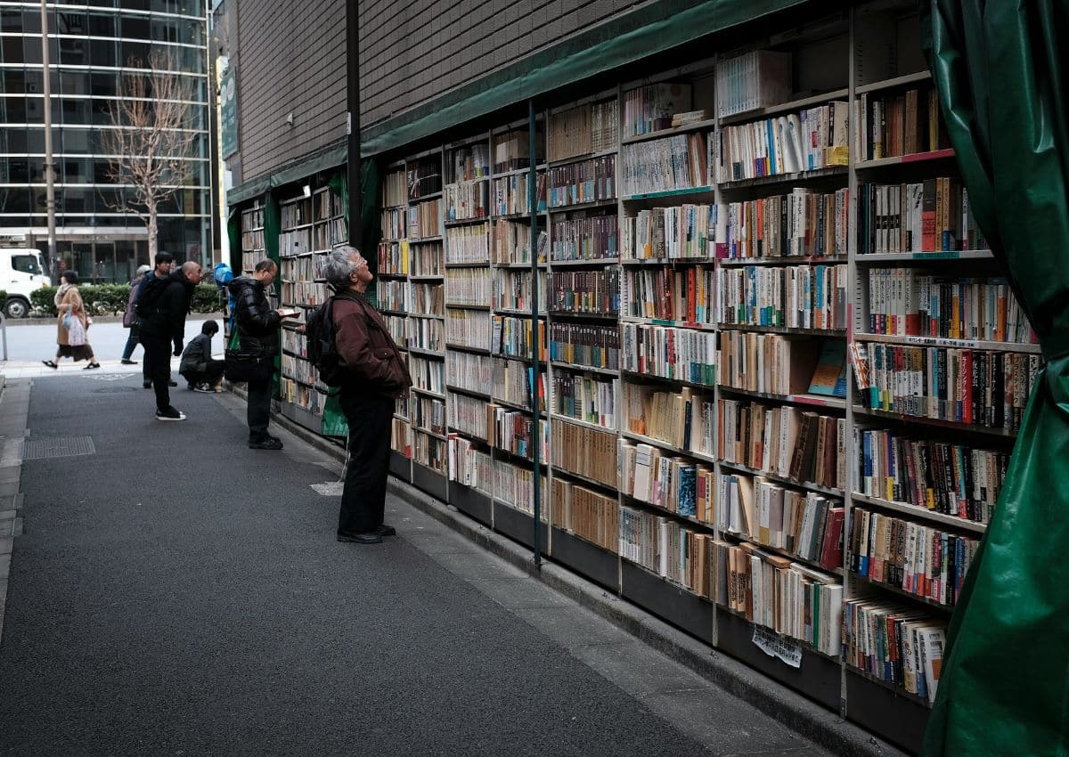 Älterer Mann stöbert in Secondhand-Büchern in Tokio