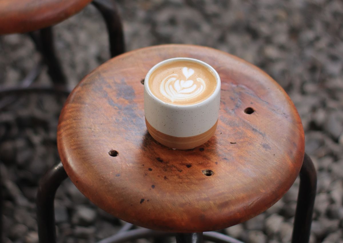 Kaffee in minimalistischem Ambiente mit Vintage-Möbeln