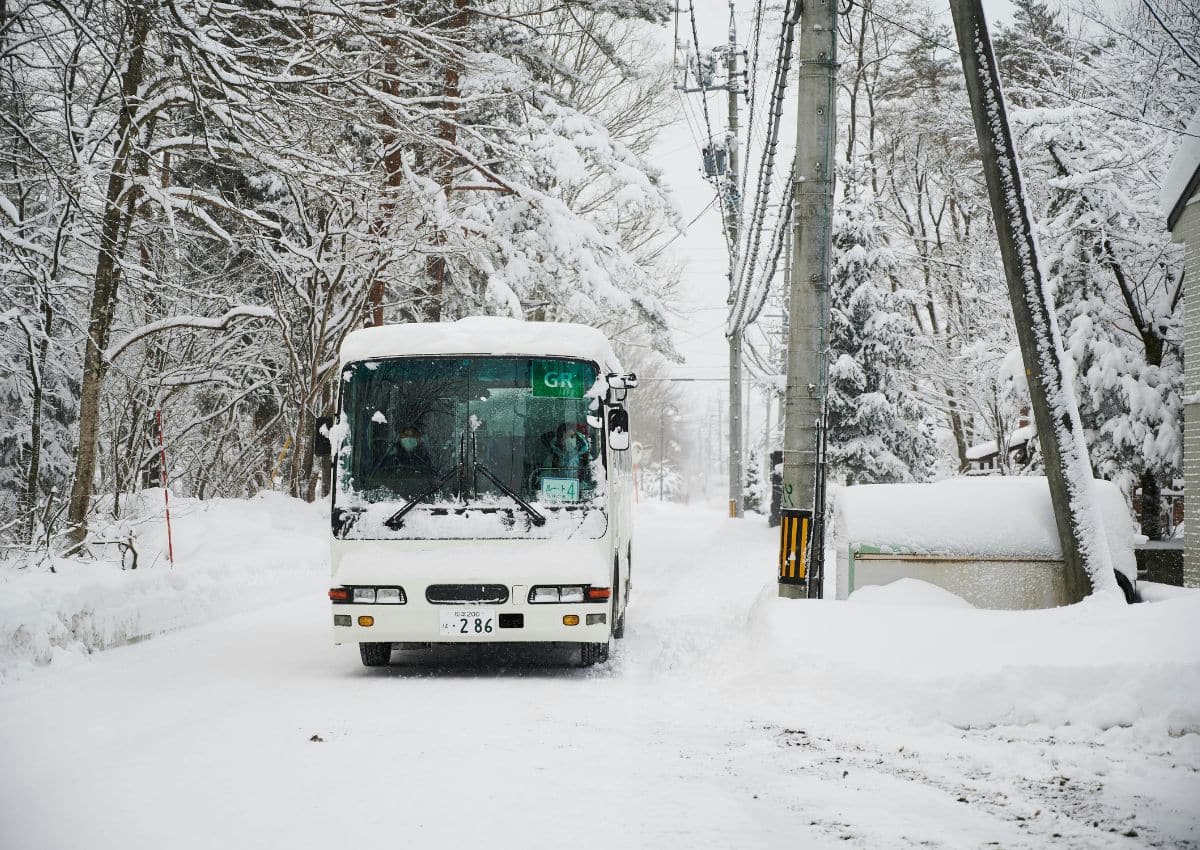Lokaler Shuttlebus in Hakuba, Nagano, Japan