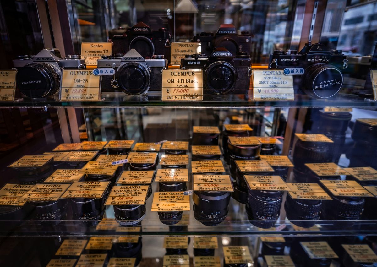 Vintage-Kameras im Schaufenster eines Geschäfts