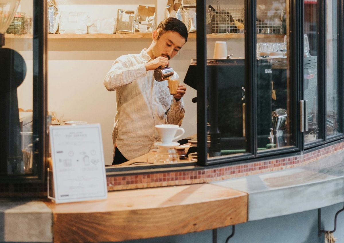 Barista bei der Kaffeezubereitung in einem Café in Tokio, Japan