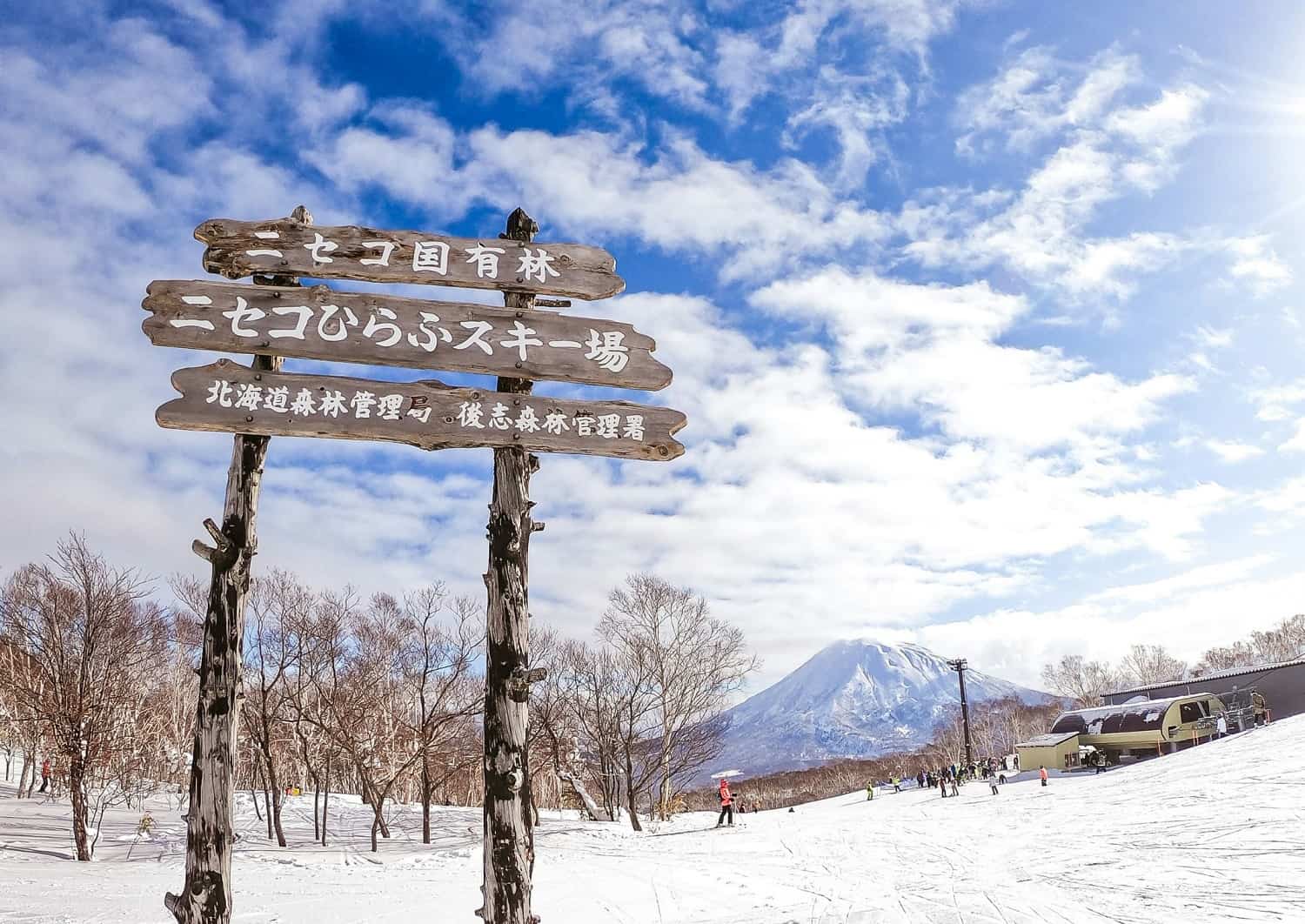 Sonniger Wintertag in Niseko, Hokkaidō, Japan