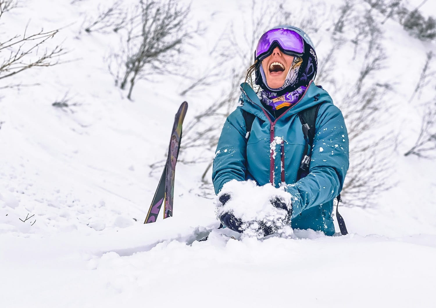 Frau genießt den Schnee in Niseko, Hokkaidō, Japan
