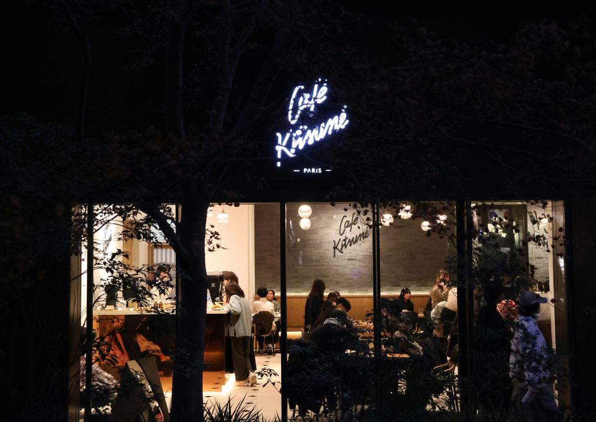 Café Kitsuné bei Nacht in Tokio, Japan