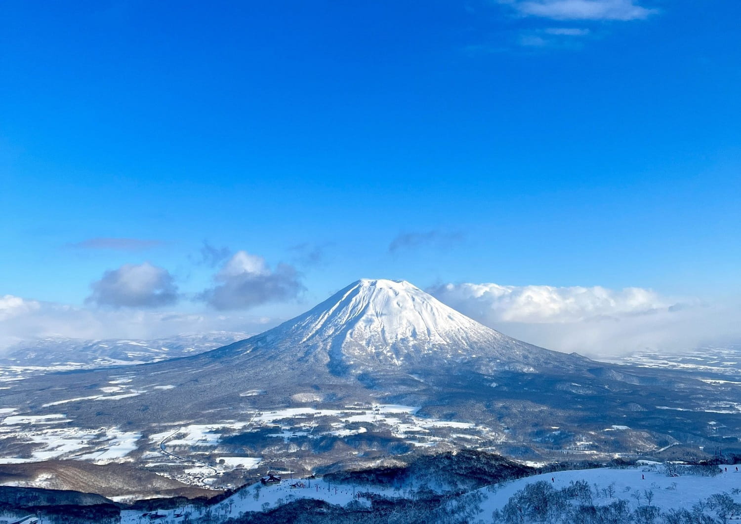 Mount Yōtei bei Sonnenschein – Blick von Niseko, Hokkaidō, Japan