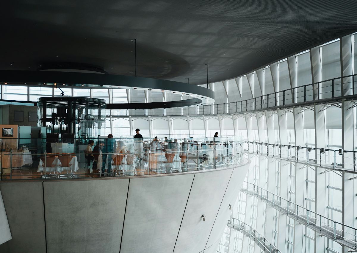Das Café des National Art Centre Tokyo aus der Vogelperspektive, Tokio, Japan
