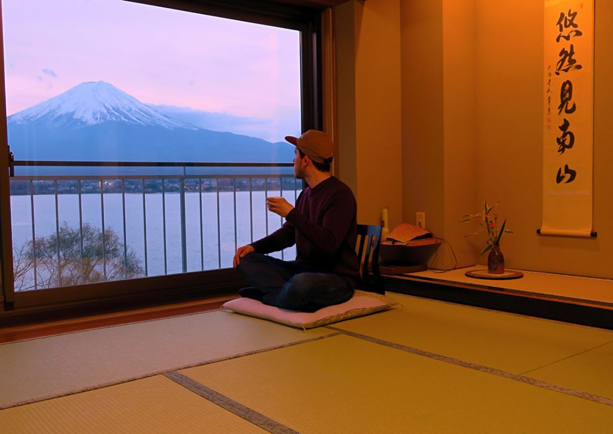Jan Knüsel in einem traditionellen japanischen Zimmer mit Blick auf den Mt. Fuji