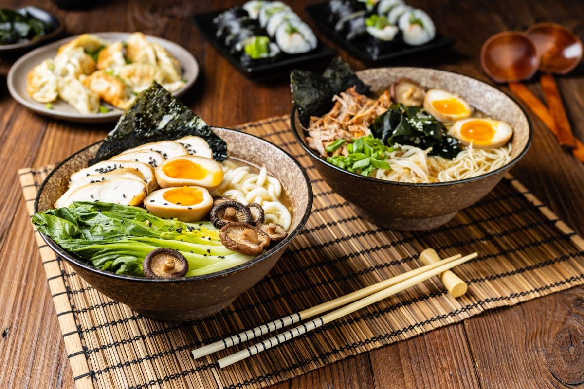 Verschiedene Ramen mit Eiern, Gemüse und Pilzen
