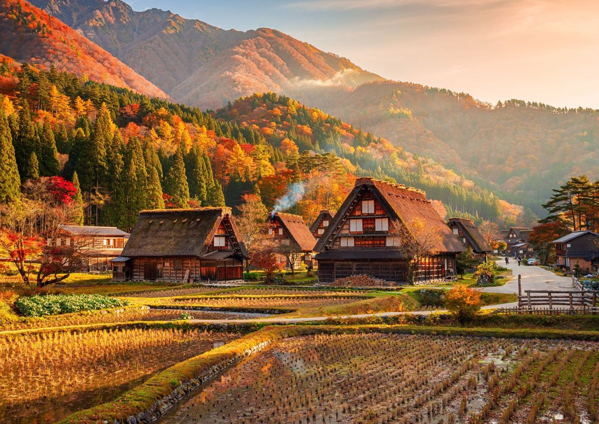 Herbstlandschaft im Dorf Shirakawa-go, Gifu, Japan