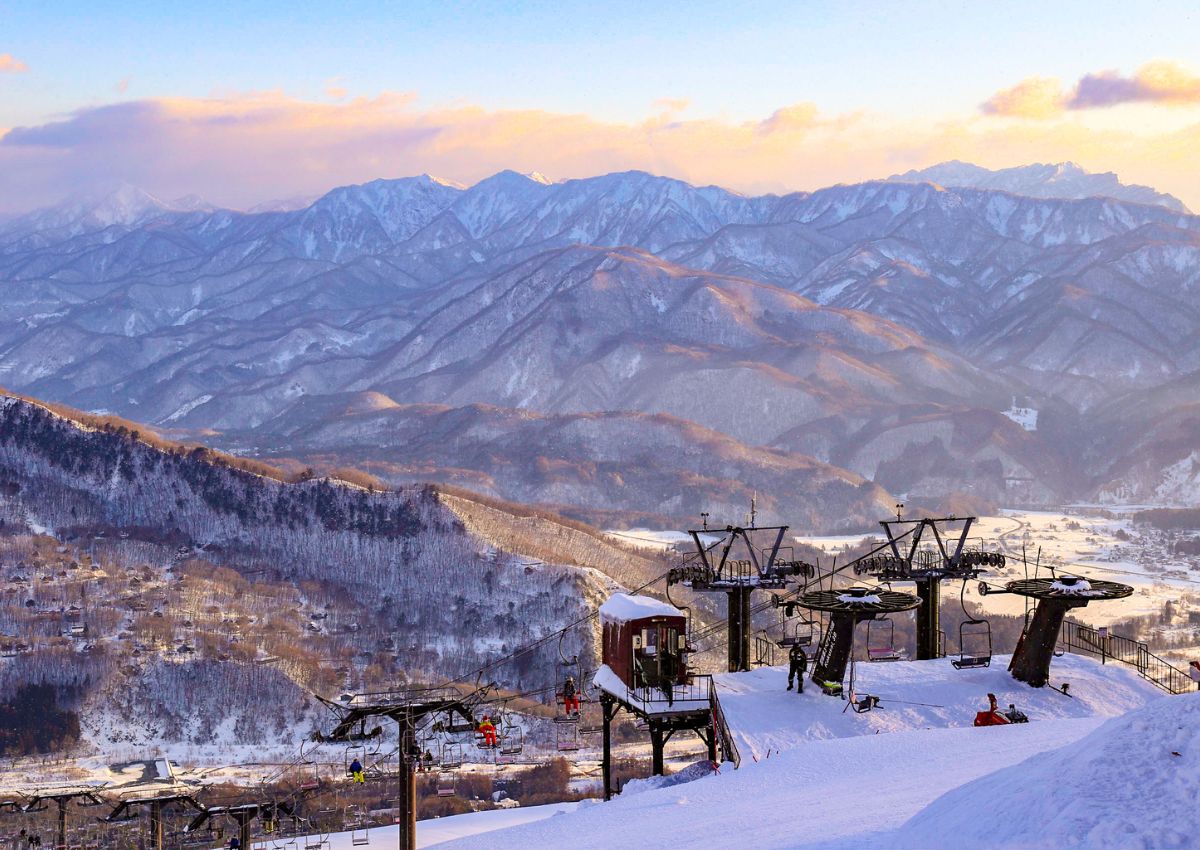 Blick auf schneebedeckte Berge im Skigebiet Hakuba bei Sonnenuntergang
