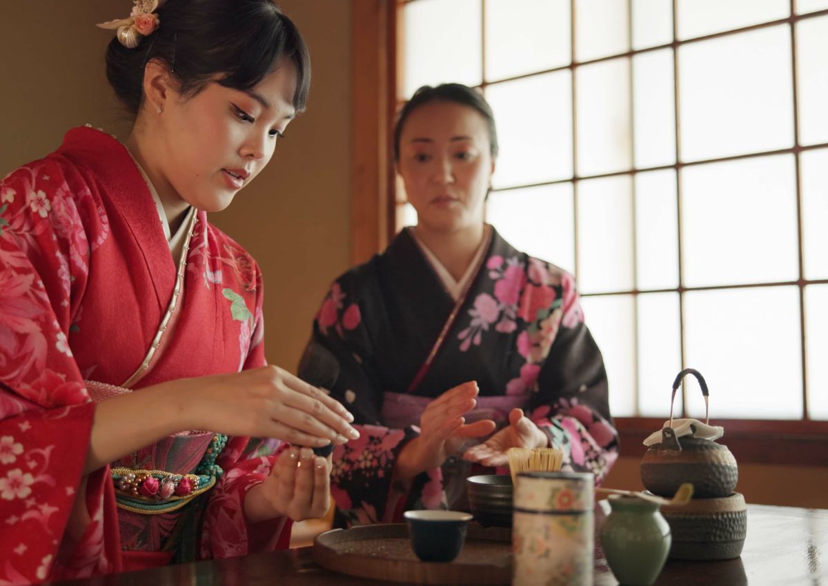 Zwei Frauen bereiten traditionell japanischen Tee zu