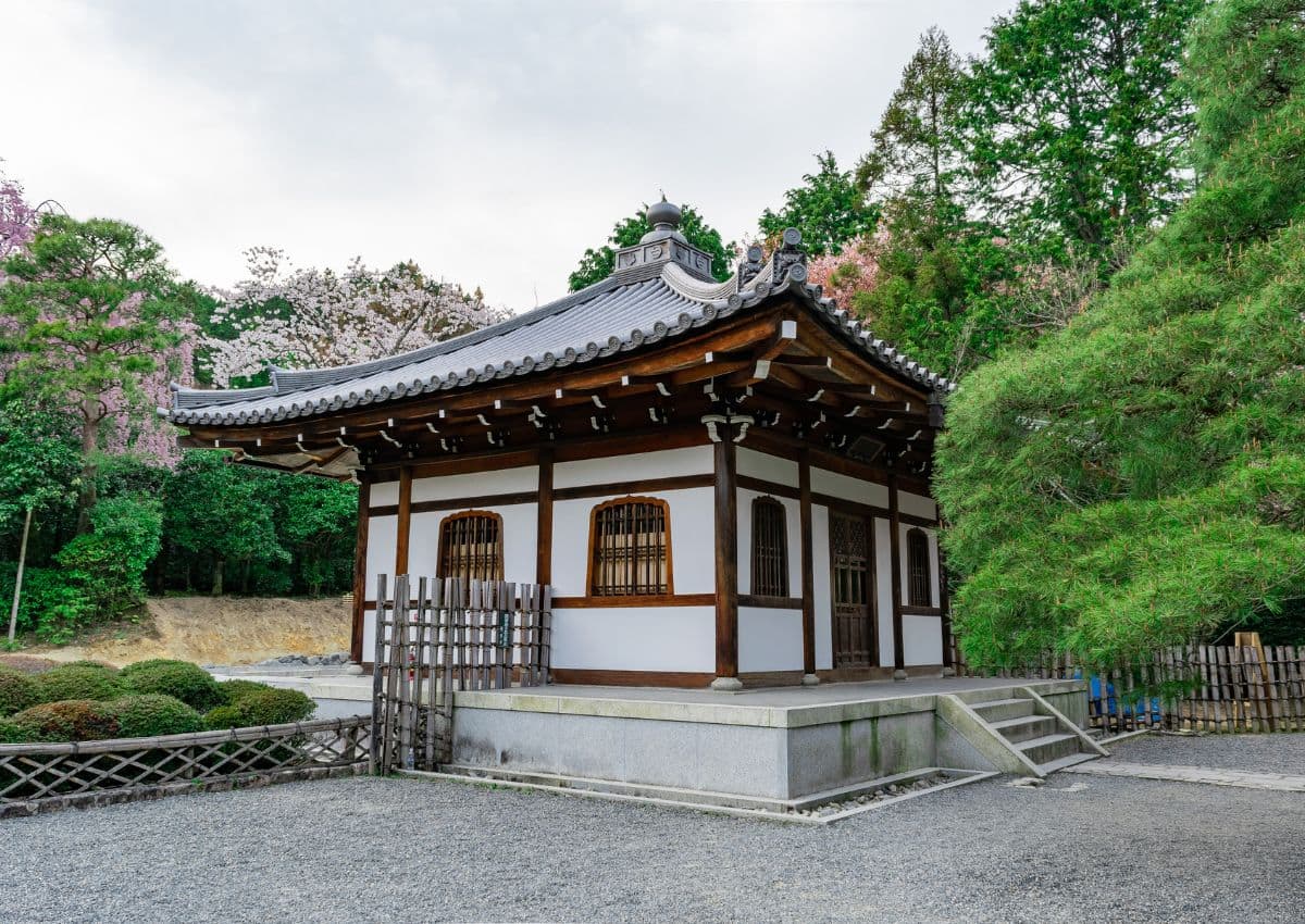 Der Ryoan-ji Tempel in Kyoto, Japan mit Garten im Frühling