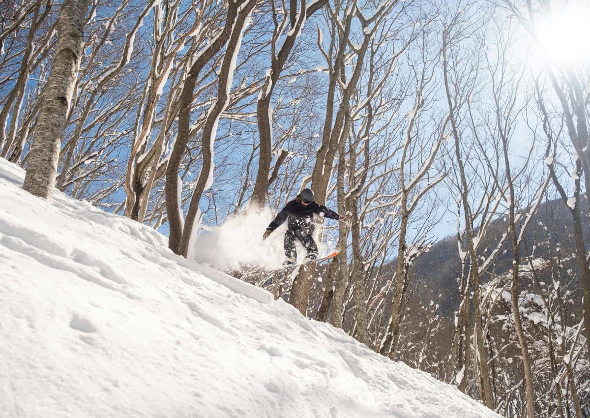 Snowboarder im Skigebiet Hakuba, Japan