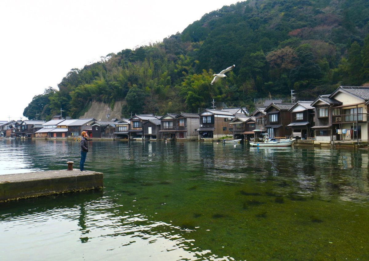 Ruhiger Küstenort in Japan mit traditionellen Häusern am Wasser