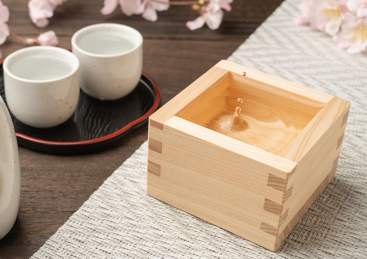Japanisches Sake-Set mit Kirschblüten.