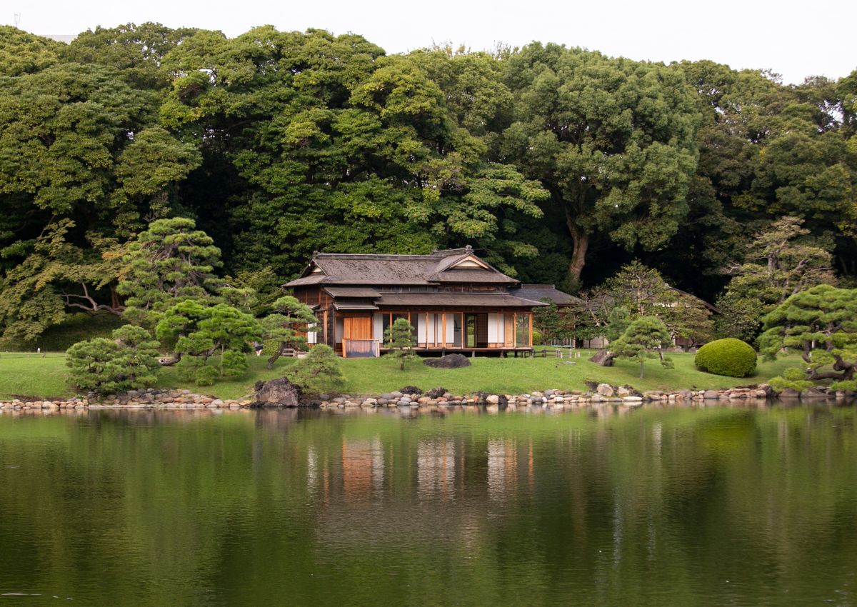  Traditionelles Teehaus in japanischen Garten