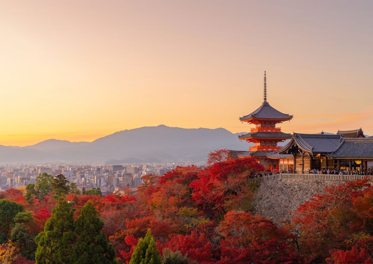 Der Kiyomizu-dera-Tempel in Kyoto bei Sonnenuntergang im Herbst