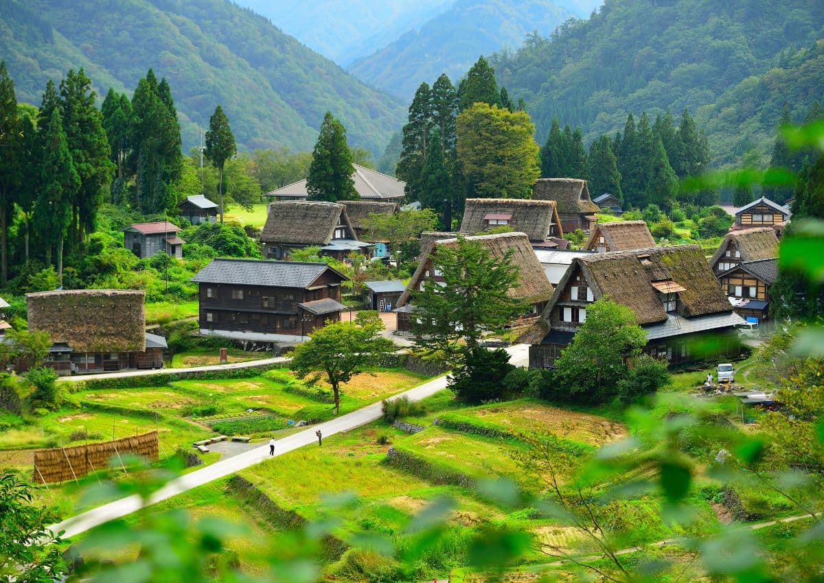 Japanisches Satoyama-Dorf in ländlicher Umgebung