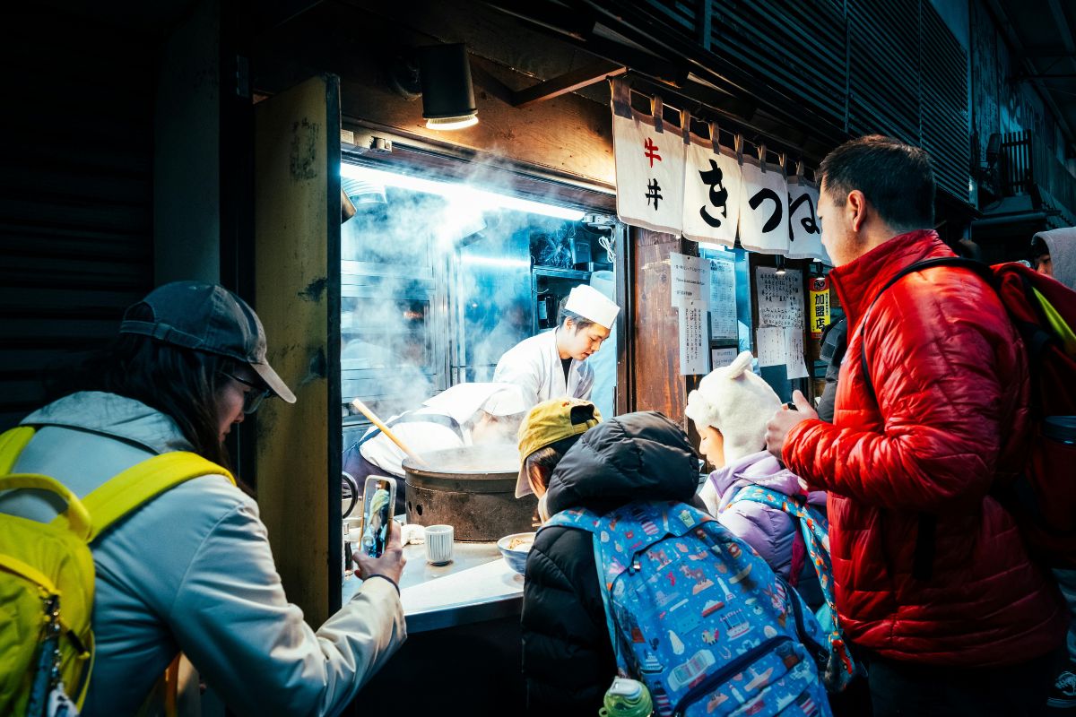 Ramen wird nachts als Street Food in Japan serviert