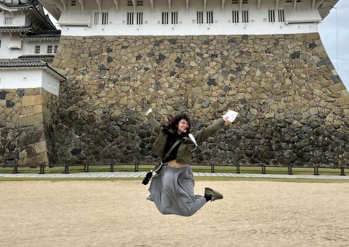 Ambre vor der Burg Himeji in Japan