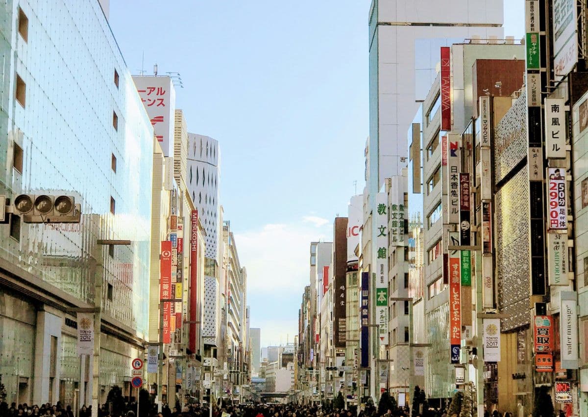 Menschen beim Shopping in Ginza, Tokio
