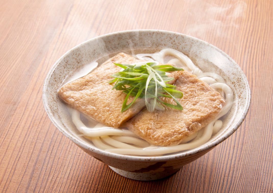  Japanische Kitsune-Udon mit frittiertem Tofu