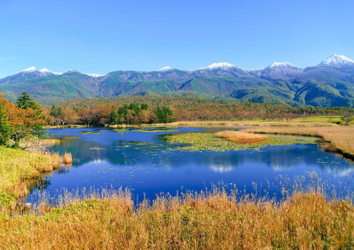Die Shiretoko-Goko-Seen und die Berge der Shiretoko-Halbinsel im bunten Herbstwald
