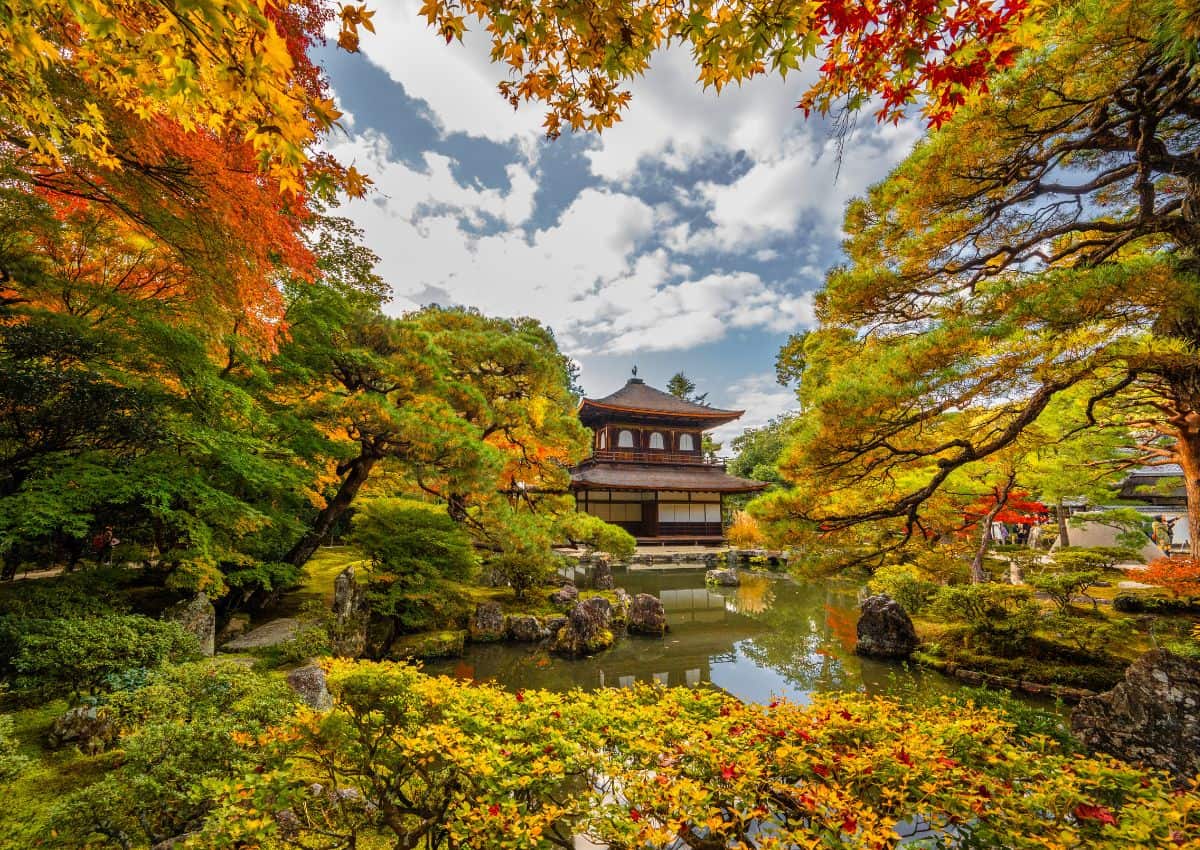 Ginkaku-ji (Silberner Pavillon) in Kyoto während der Herbstlaubfärbung