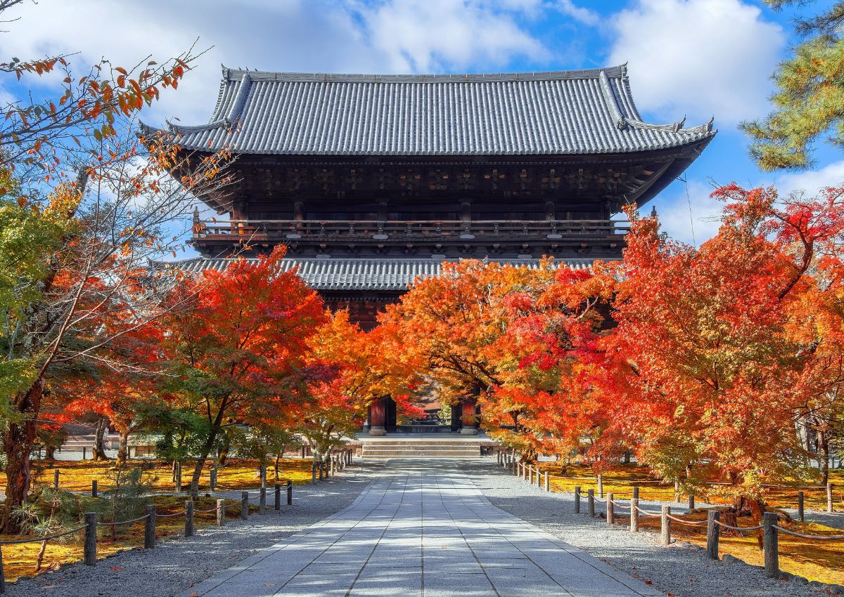 Herbstfarben am Nanzen-ji-Tempel in Kyoto, Japan