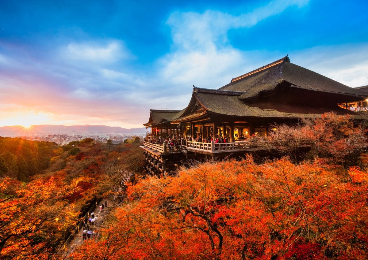 Herbstfarben am Kiyomizu-dera-Tempel, Kyoto, Japan