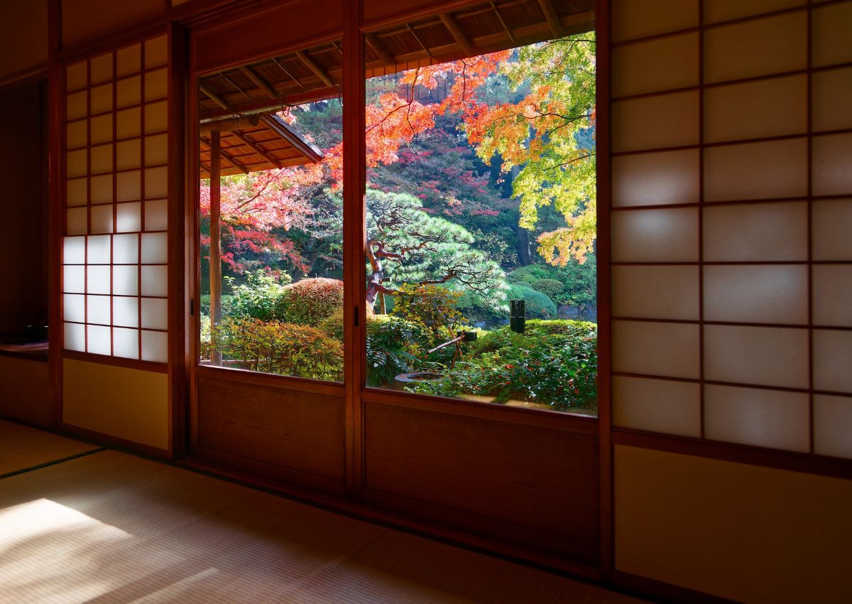 Blick auf herbstliche Blätter aus einem Fenster in Japan