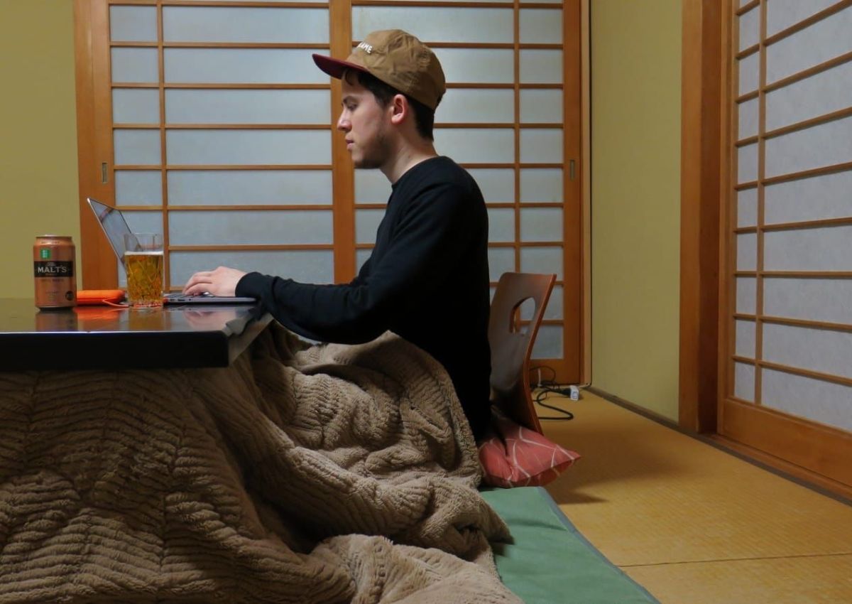 Jan Knüsel in einem traditionellen japanischen Zimmer mit Yukata und Kotatsu