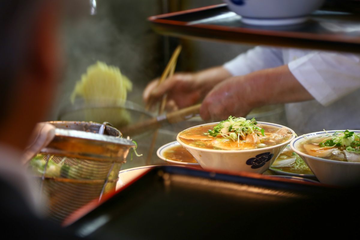 Ramen wird im Restaurant zubereitet