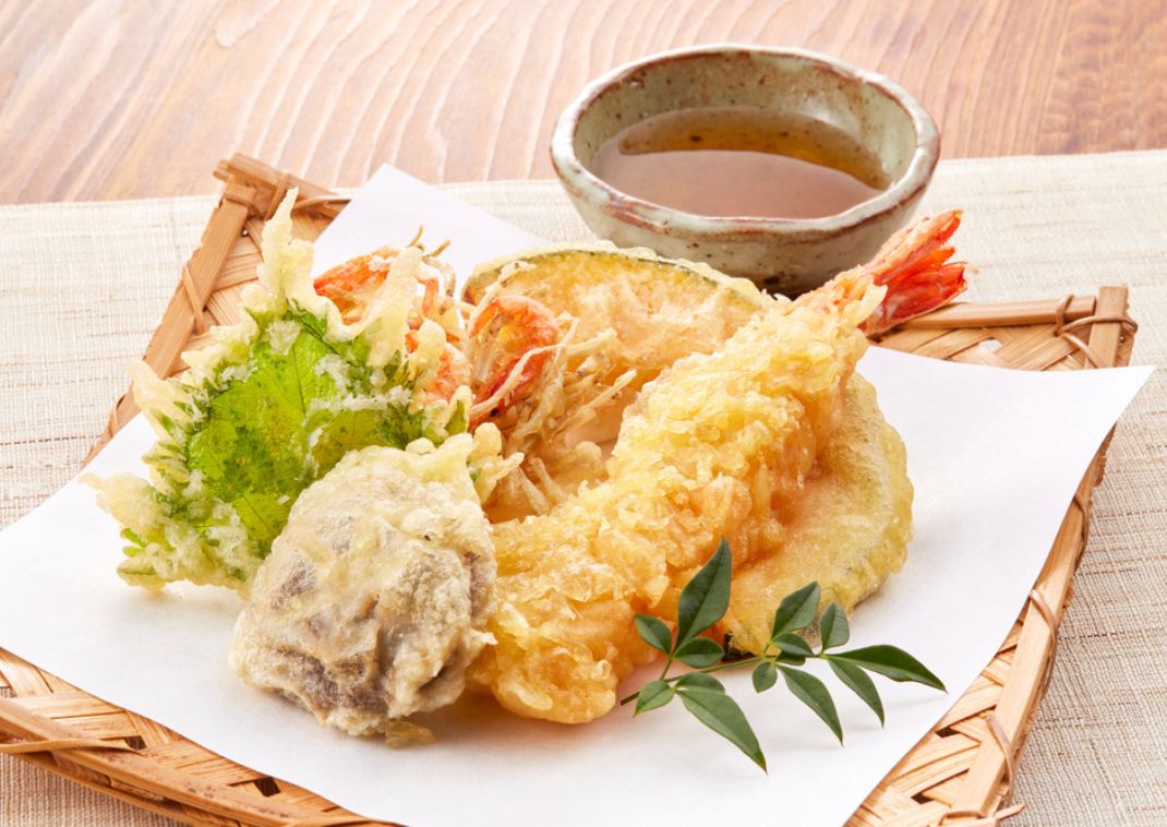 Japanische Tempura, serviert mit einer Sauce zum dippen