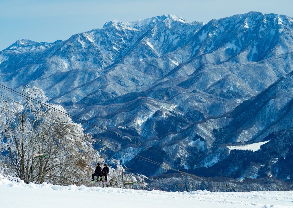 Das Skigebiet Iwatake in Hakuba im Winter, Japan
