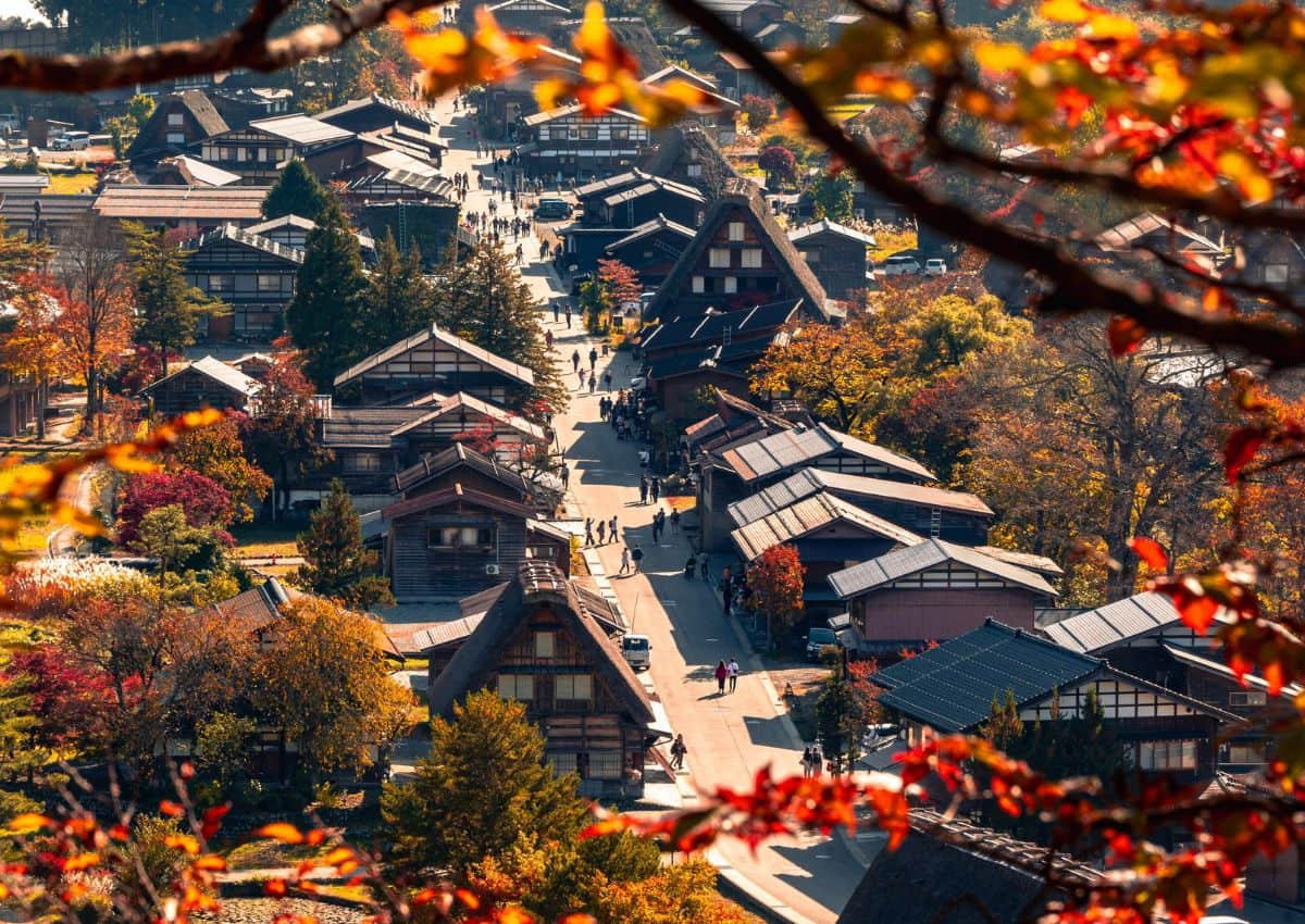 Das historische Dorf Shirakawa-go in herbstlicher Szenerie