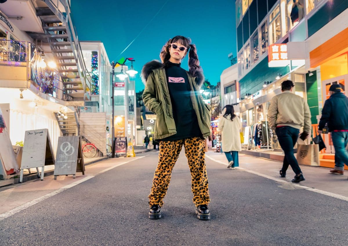 Ein Mädchen auf der Cat Street in Harajuku, Tokio