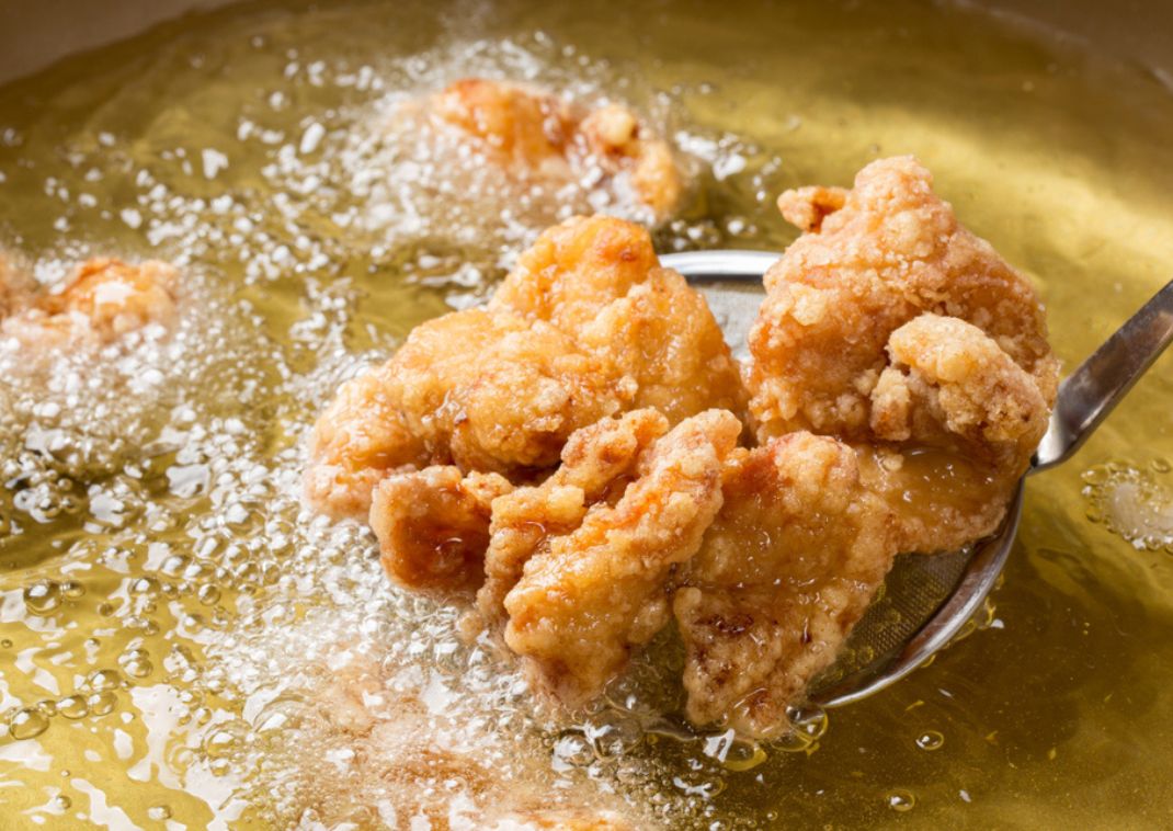 Japanisches gebratenes Karaage-Hühnchen in der Herstellung