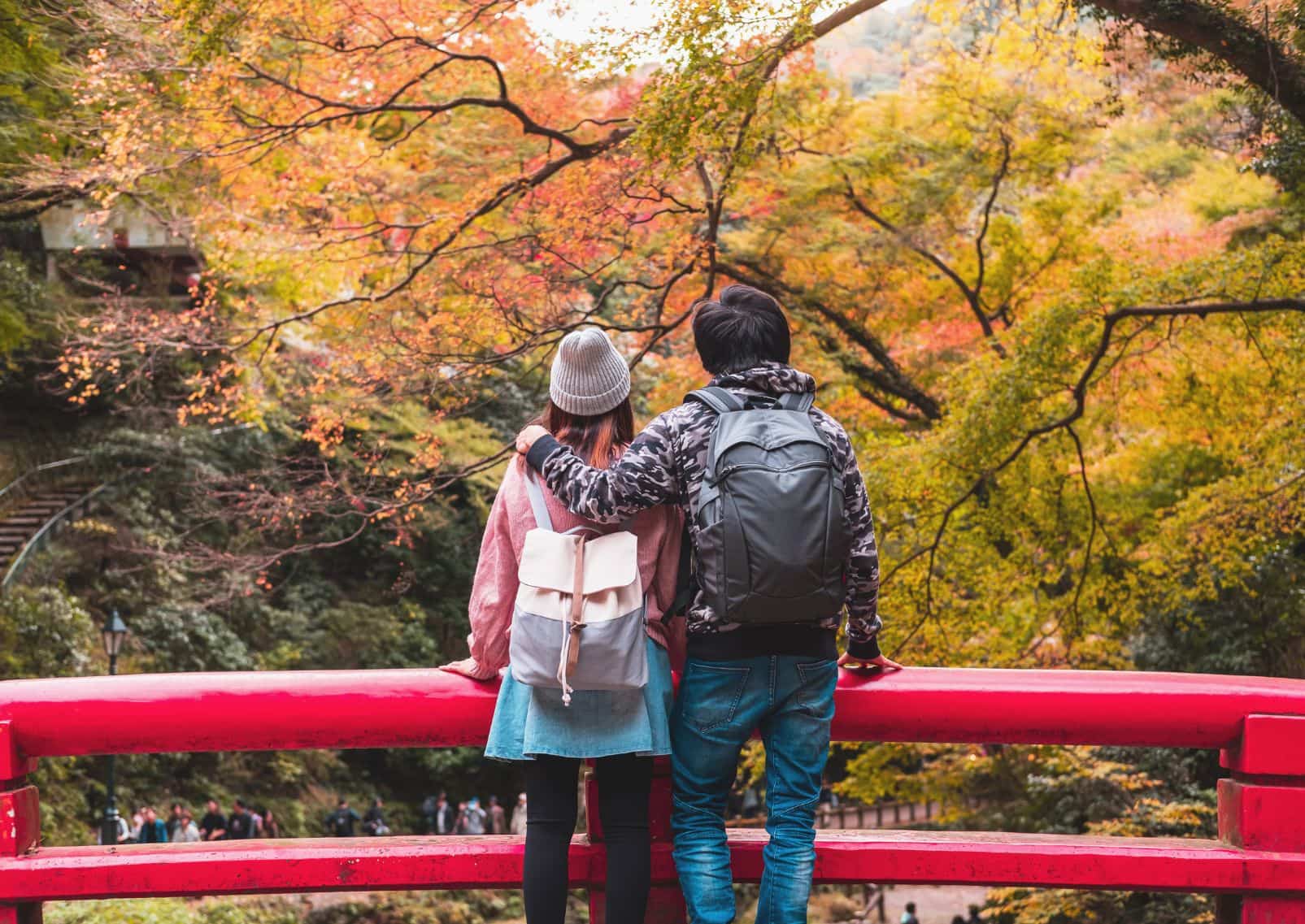 Junges Paar betrachtet die schöne Landschaft des Minoh-Parks in Japan